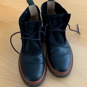 Clarks women’s lace up ankle boots size 7 1/2